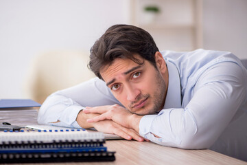Obraz premium Young male employee working in the office