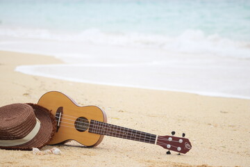 海辺に置かれたウクレレ