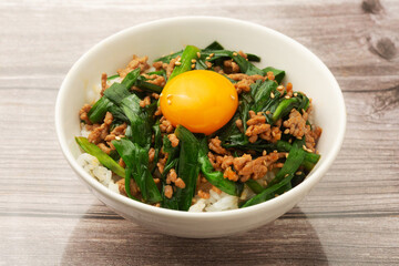 ニラとひき肉のスタミナ丼