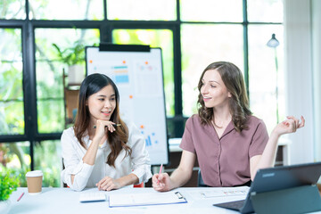 Obraz premium Two female colleagues working together in the office