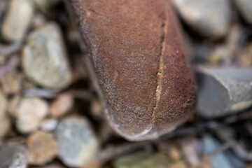 imagen detalle piedra con grieta y otras piedras de fondo 
