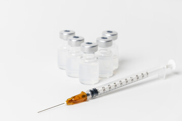 Impfspritze mit Impfstoff - 589096321