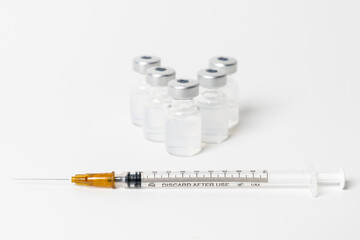Impfspritze mit Impfstoff - 589096323