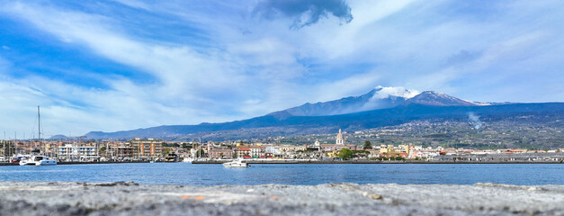 Fototapeta na wymiar Veduta sul porto di Riposto ,Sicilia con vulcano Etna sullo sfondo