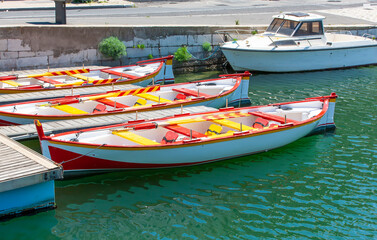 Obraz premium White moored boat on a river are ocean with rope.