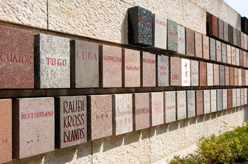 Steintafeln mit Mitgliedernamen des Roten Kreuzes, Solferino, Italien
