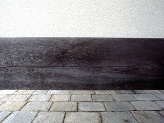 寺参道の保護板と白壁と石畳