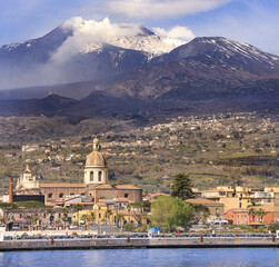 Fototapeta na wymiar Chiesa di Riposto e il vulcano Etna sullo sfondo vista dal porto