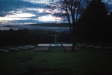 Obraz premium Graveyard with a large cross at the center