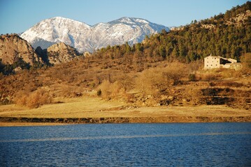 Obraz premium Natural view of a calm lake and mountain landscape in the countryside