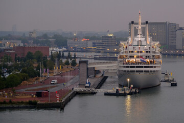Blick auf Hotel Kreuzfahrtschiff Rotterdam vor Industriegelände im Hafen von Rotterdam, Holland -...