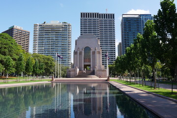 Fototapeta premium Anzac Memorial im Hyde Park in der City von Sydney