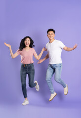 Obraz premium full body image of asian couple posing on purple background