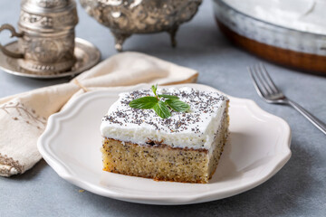 A dessert from traditional Turkish cuisine; Poppy cake, sweet. (Turkish name; Hashasli revani - has hasli kek)