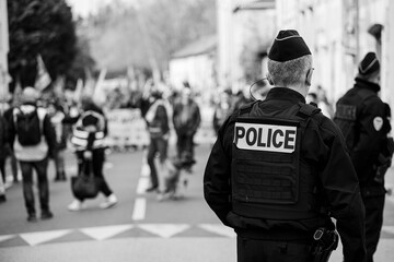 Policier dans une manifestation