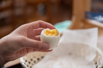 Foto auf Leinwand ゆで卵を食べる © rai