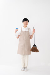 掃除用具を持つ女性