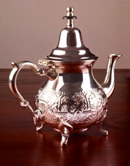 Orientalisch anmutende silberne Teekanne mit Verzierung