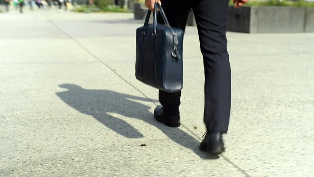 homme d'affaires, marchant, ville, personne, marche, urbain, gar&ccedil;on, dehors, riche, richesse, btc, bitcoin, argent, business, cartable, rue, convenable, gens, affaires, devise, confiance, mode de vie,