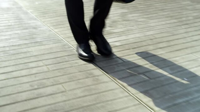 homme d'affaires, marchant, ville, personne, marche, urbain, gar&ccedil;on, dehors, riche, richesse, btc, bitcoin, argent, business, cartable, rue, convenable, gens, affaires, devise, confiance, mode de vie,