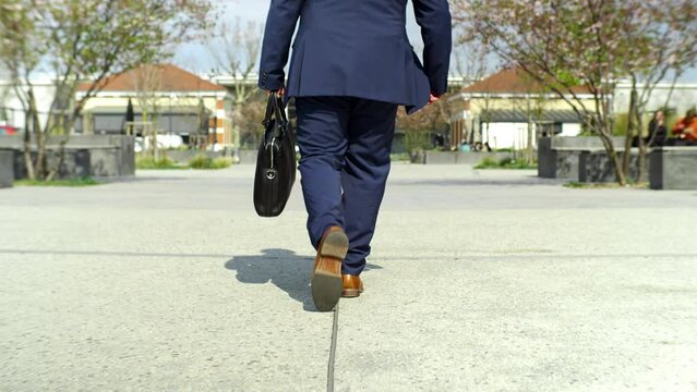 homme d'affaires, marchant, ville, personne, marche, urbain, gar&ccedil;on, dehors, riche, richesse, btc, bitcoin, argent, business, cartable, rue, convenable, gens, affaires, devise, confiance, mode de vie,