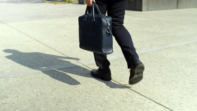 homme d'affaires, marchant, ville, personne, marche, urbain, gar&ccedil;on, dehors, riche, richesse, btc, bitcoin, argent, business, cartable, rue, convenable, gens, affaires, devise, confiance, mode de vie,