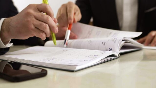 agenda, rendez-vous, planification, planifier, noter, affaires, homme d'affaires, main, bureau, document, &eacute;criture, papier, gens, r&eacute;union, gros plan, travaillant, travail, personne, administration, ac