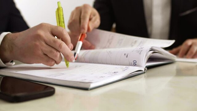 agenda, rendez-vous, planification, planifier, noter, affaires, homme d'affaires, main, bureau, document, &eacute;criture, papier, gens, r&eacute;union, gros plan, travaillant, travail, personne, administration, ac