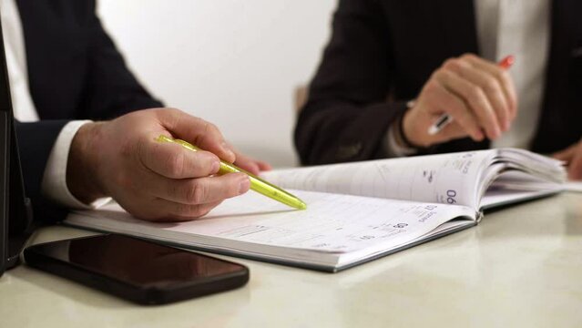 agenda, rendez-vous, planification, planifier, noter, affaires, homme d'affaires, main, bureau, document, &eacute;criture, papier, gens, r&eacute;union, gros plan, travaillant, travail, personne, administration, ac