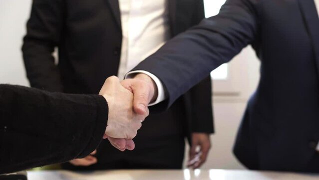 poign&eacute;e de main, accord commercial, signature, contrat, validation, accord, r&eacute;union, r&eacute;ussite, main, saluer, groupe, corporatif, coop&eacute;ration, personne, &eacute;quipe, bureau, travail d'&eacute;quipe, affaire, conve