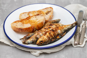 Grilled sardines with sauce with fresh bread