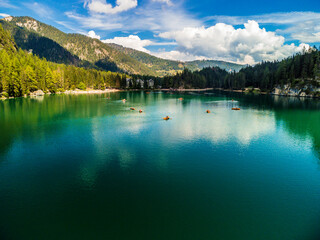 Obraz premium Autumn colors and reflections on Lake Braies and its valley.