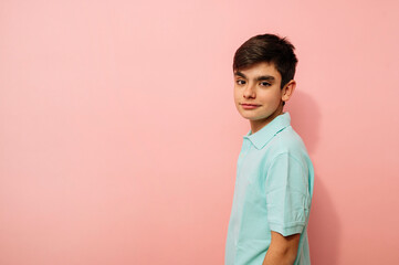 Obraz premium Young guy looking at camera in studio.