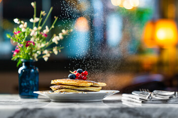 Pancakes con cascata di zucchero a velo