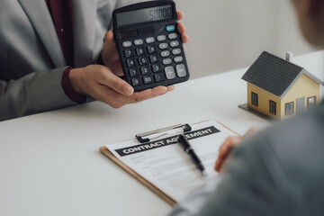 real estate agent Delivering sample homes to customers, mortgage loan contracts. Make a contract for hire purchase and sale of a house. and home insurance contracts, home mortgage loan concepts