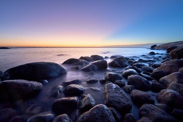 Obraz premium Beautiful sunrise on the rocky seashore on the cold winter morning