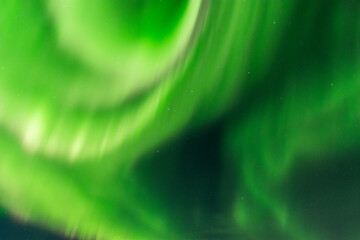 imagen de un paisaje nocturno con una aurora boreal en el cielo de Islandia