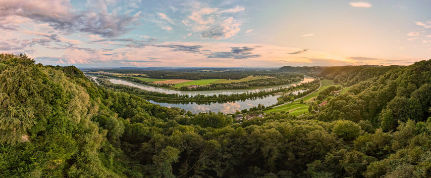 Marktl am Inn, Inn und Marktler Badesee an der Dachlwand, Landkreis Alt&ouml;tting, Aussicht Gassen, Oberbayern, Bayern, Deutschland, Landschaft, Luftbild, Panorama