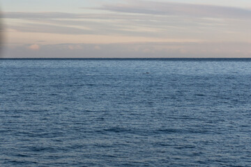 Obraz premium imagen de un paisaje de mar con el horizonte al fondo y nubes en el cielo