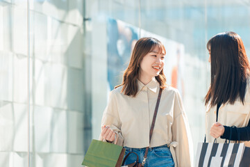 ショッピングを楽しむ友達同士の日本人女性たち