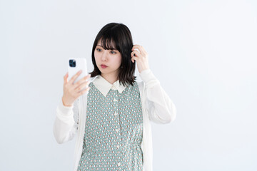 スマートフォンを使う女性