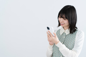 Fototapeta premium スマートフォンを使う女性