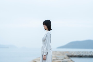 夕暮れの海にいる女性