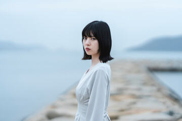 夕暮れの海にいる女性