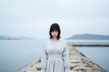 夕暮れの海にいる女性