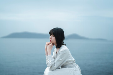 海にいる女性