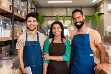 Obraz premium Group of employees look at camera and smile in grocery store.