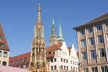 Fototapeta na wymiar Nürnberg Schöner Brunnen Hauptmarkt