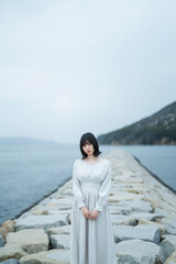 夕暮れの海にいる女性