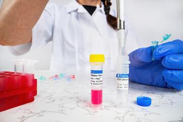Fototapeta premium Scientist doctor pipetting samples in the lab
